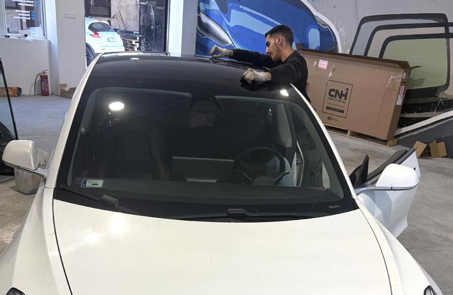 Tesla szélvédő csere